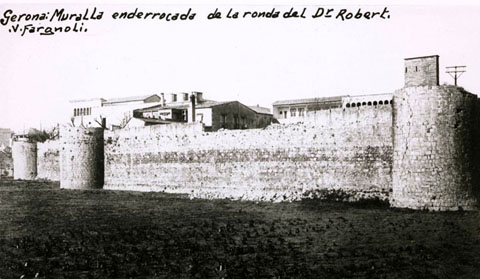 Vista parcial del tram de muralla del Mercadal compresa entre els baluards de Sant Francesc i el de Santa Clara, paral·lel a la ronda del Doctor Robert, posterior ronda Pare Claret. En segon pla, l'edifici de l'hospital de Santa Caterina. 1901-1910