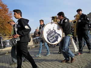 Nadal 2015 a Girona. 8&egrave; Mercat de la Volta Art Km 0. Cercavila musical amb Girona Marxing Band
