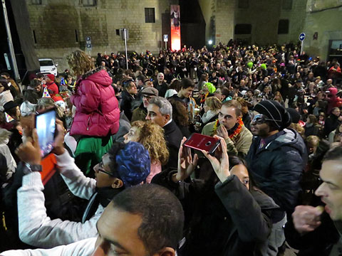 El ritual de menjar els ra&iuml;ms al ritme de les campanades
