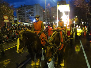 La Cavalcada de Reis 2016. Desfilada pels carrers de la ciutat, fins la pla&ccedil;a del Vi