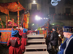 La Cavalcada de Reis 2016. Arribada a la pla&ccedil;a del Vi i rebuda de l'alcalde