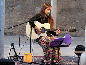Nit dels Museus 2016. Museu d'Hist&ograve;ria de Girona. Actuaci&oacute, d'Emma Youth