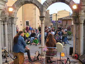 Nit dels Museus 2016. Museu d'Hist&ograve;ria de Girona. Actuaci&oacute, d'Emma Youth
