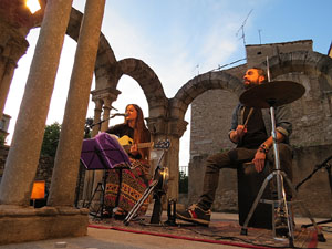 Nit dels Museus 2016. Museu d'Hist&ograve;ria de Girona. Actuaci&oacute, d'Emma Youth