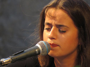 Nit dels Museus 2016. Museu d'Hist&ograve;ria de Girona. Actuaci&oacute, d'Emma Youth