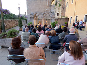 Nit dels Museus 2016. Museu d'Hist&ograve;ria de Girona. Actuaci&oacute, d'Emma Youth