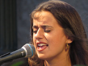 Nit dels Museus 2016. Museu d'Hist&ograve;ria de Girona. Actuaci&oacute, d'Emma Youth