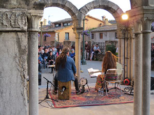 Nit dels Museus 2016. Museu d'Hist&ograve;ria de Girona. Actuaci&oacute, d'Emma Youth