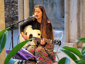 Nit dels Museus 2016. Museu d'Hist&ograve;ria de Girona. Actuaci&oacute, d'Emma Youth