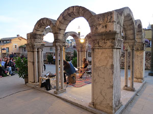 Nit dels Museus 2016. Museu d'Hist&ograve;ria de Girona. Actuaci&oacute, d'Emma Youth