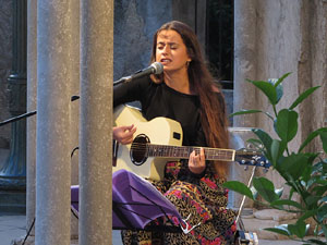 Nit dels Museus 2016. Museu d'Hist&ograve;ria de Girona. Actuaci&oacute, d'Emma Youth