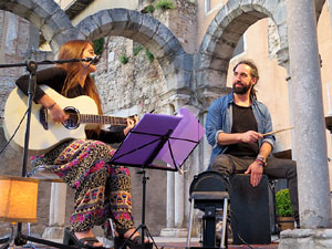 Nit dels Museus 2016. Museu d'Hist&ograve;ria de Girona. Actuaci&oacute, d'Emma Youth