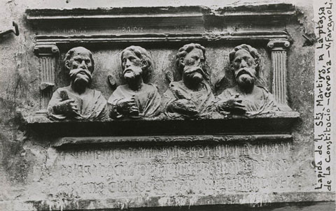 Relleu dels Sants Màrtirs Germà, Paulí, Just i Scici, sobre una inscripció llatina