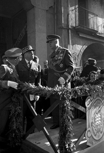 8 de novembre 1959. Actes commemoratius del 150è aniversari dels Setges de Girona. El ministre de l'Exèrcit, Antonio Barroso Sánchez-Guerra, en una tarima a la plaça del Vi