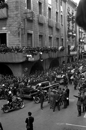 17 de maig 1960. Visita oficial del general Francisco Franco a la ciutat de Girona. Arribada de la comitiva a la plaça del Vi