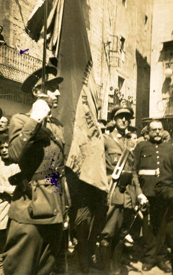15 d'abril 1931. Militars amb una bandera saludant a la República