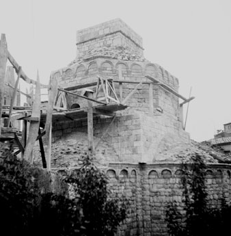 Vista de la capçalera de l'església de Sant Nicolau durant les obres d'arranjament de l'edifici des del pati del domicili de la família Farreras al barri de Sant Pere. 1944