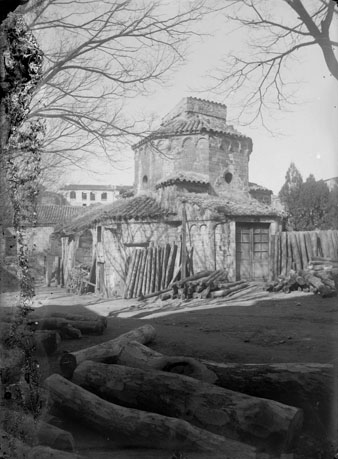 Vistes de l'absis de la capella de Sant Nicolau quan era la serraria Farreras. 1929