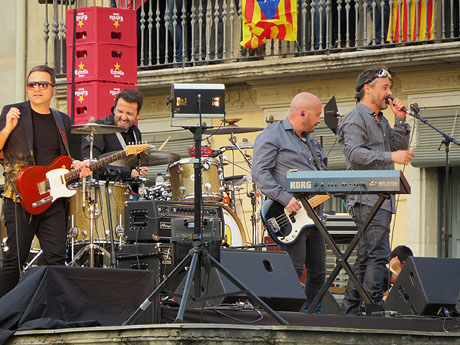 Festival Strenes 2016. Concert inaugural al terrat del punt d'Informaci&oacute; de la Rambla, a c&grave;rrec de Love of Lesbian