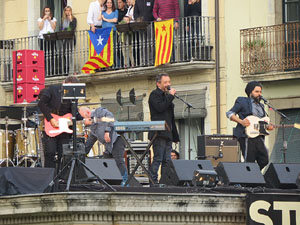 Festival Strenes 2016. Concert inaugural al terrat del punt d'Informaci&oacute; de la Rambla a c&agrave;rrec de Love of Lesbian