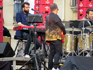 Festival Strenes 2016. Concert inaugural al terrat del punt d'Informaci&oacute; de la Rambla a c&agrave;rrec de Love of Lesbian