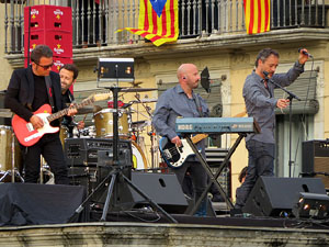 Festival Strenes 2016. Concert inaugural al terrat del punt d'Informaci&oacute; de la Rambla a c&agrave;rrec de Love of Lesbian