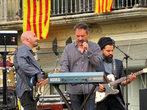 Festival Strenes 2016. Concert inaugural al terrat del punt d'Informaci&oacute; de la Rambla a c&agrave;rrec de Love of Lesbian