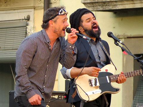 Santi Balmes i Juli&aacute;n Saldarriaga en un moment del concert