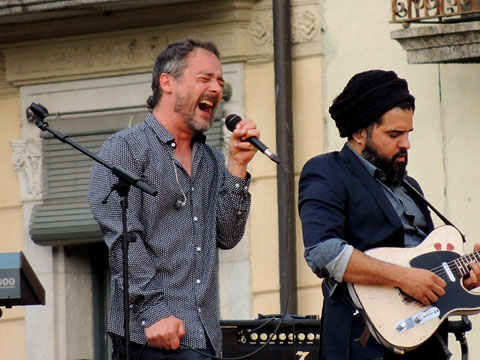 Santi Balmes i Juli&aacute;n Saldarriaga en un moment del concert