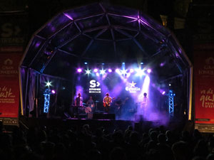 Festival Strenes 2016. Escenari de la pla&ccedil;a de Sant Feliu. Actuaci&oacute; de Joan Colomo