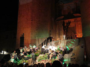Temps de Flors 2016. Espectacle Lymbus, a c&agrave;rrec de Comediants, a les escales de Sant Feliu