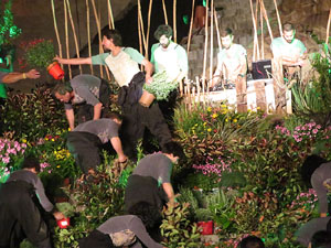 Temps de Flors 2016. Espectacle Lymbus, a c&agrave;rrec de Comediants, a les escales de Sant Feliu