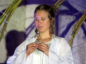 Temps de Flors 2016. Espectacle Lymbus, a c&agrave;rrec de Comediants, a les escales de Sant Feliu