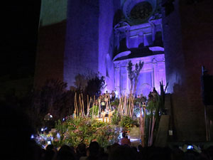 Temps de Flors 2016. Espectacle Lymbus, a c&agrave;rrec de Comediants, a les escales de Sant Feliu