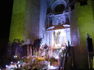 Temps de Flors 2016. Espectacle Lymbus, a c&agrave;rrec de Comediants, a les escales de Sant Feliu