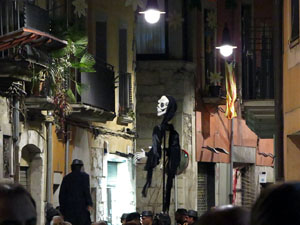 Temps de Flors 2016. Espectacle Lymbus, a c&agrave;rrec de Comediants, a les escales de Sant Feliu