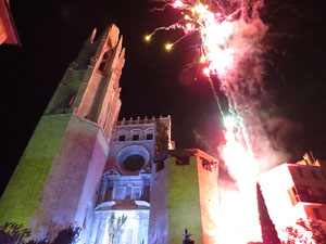 Temps de Flors 2016. Espectacle Lymbus, a c&agrave;rrec de Comediants, a les escales de Sant Feliu