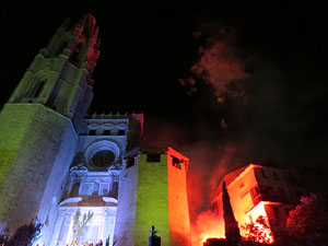 Temps de Flors 2016. Espectacle Lymbus, a c&agrave;rrec de Comediants, a les escales de Sant Feliu