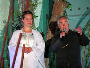 Temps de Flors 2016. Espectacle Lymbus, a c&agrave;rrec de Comediants, a les escales de Sant Feliu