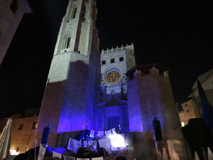 Temps de Flors 2016. Espectacle Lymbus, a c&agrave;rrec de Comediants, a les escales de Sant Feliu
