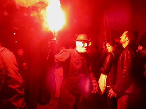 Temps de Flors 2016. Espectacle Lymbus, a c&agrave;rrec de Comediants, a les escales de Sant Feliu