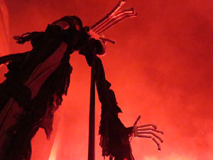 Temps de Flors 2016. Espectacle Lymbus, a c&agrave;rrec de Comediants, a les escales de Sant Feliu