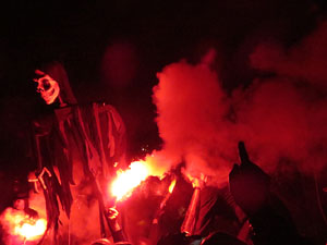 Temps de Flors 2016. Espectacle Lymbus, a c&agrave;rrec de Comediants, a les escales de Sant Feliu