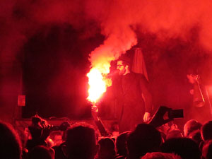 Temps de Flors 2016. Espectacle Lymbus, a c&agrave;rrec de Comediants, a les escales de Sant Feliu