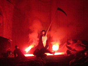 Temps de Flors 2016. Espectacle Lymbus, a c&agrave;rrec de Comediants, a les escales de Sant Feliu