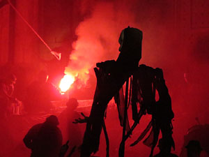 Temps de Flors 2016. Espectacle Lymbus, a c&agrave;rrec de Comediants, a les escales de Sant Feliu