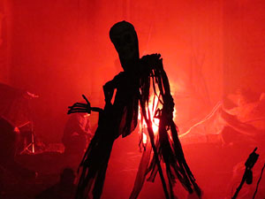 Temps de Flors 2016. Espectacle Lymbus, a c&agrave;rrec de Comediants, a les escales de Sant Feliu