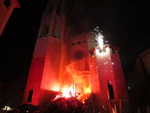 Temps de Flors 2016. Espectacle Lymbus, a c&agrave;rrec de Comediants, a les escales de Sant Feliu