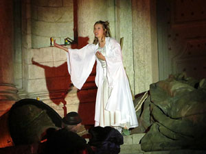 Temps de Flors 2016. Espectacle Lymbus, a c&agrave;rrec de Comediants, a les escales de Sant Feliu