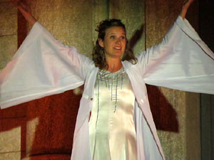 Temps de Flors 2016. Espectacle Lymbus, a c&agrave;rrec de Comediants, a les escales de Sant Feliu